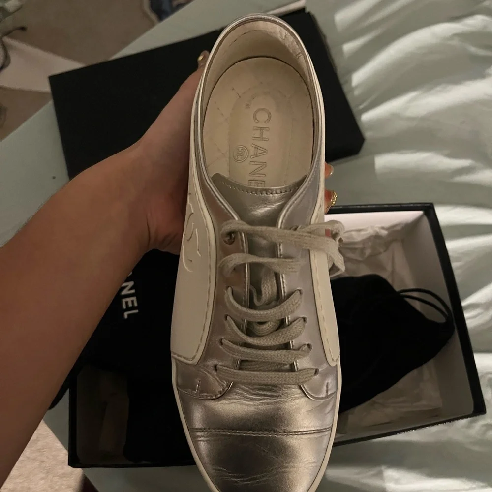 White low top Chanel sneakers - Picture 4 of 7